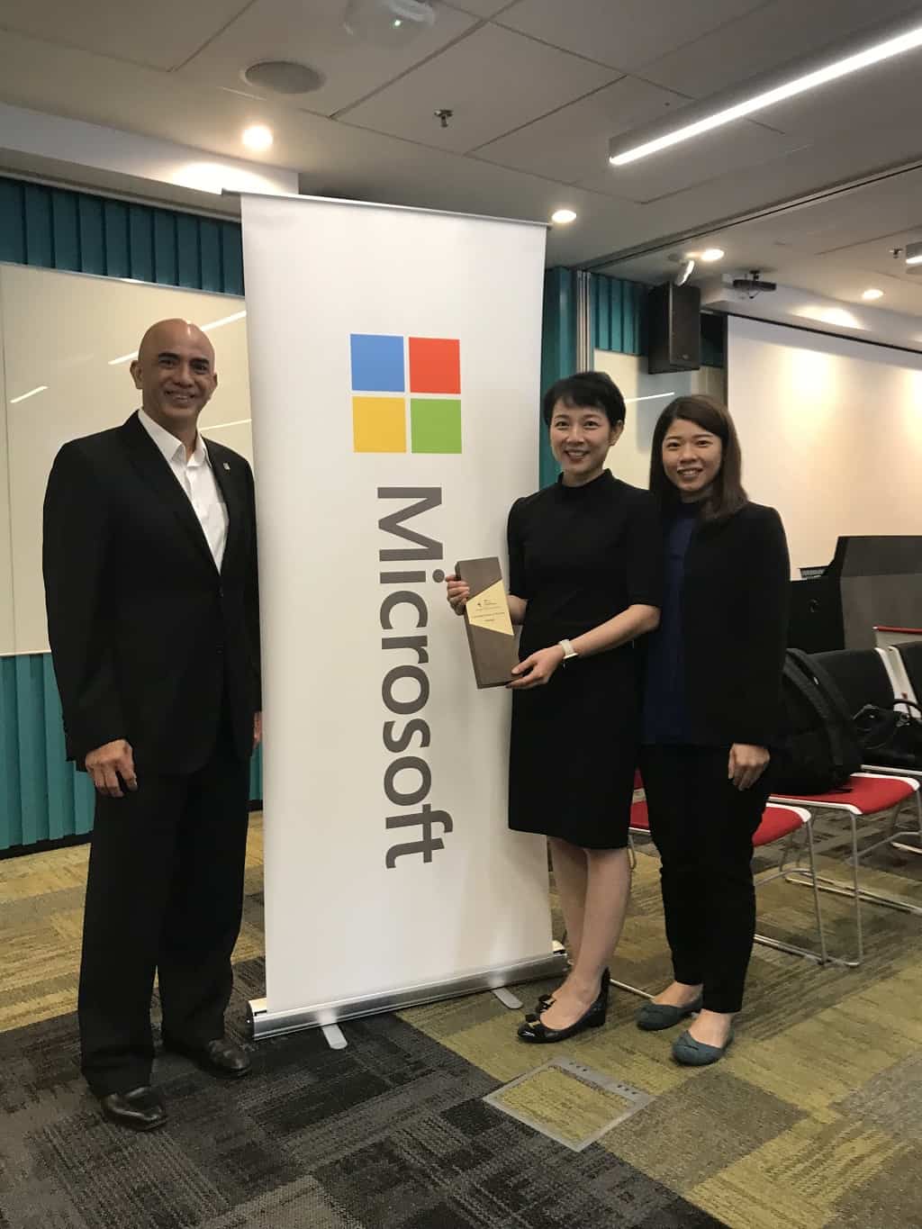 From Left Managing Director Of Microsoft Malaysia K Raman Iverson General Manager Cheryl Wong And Iverson Sales Marketing Department Head Ng Saw Hoon