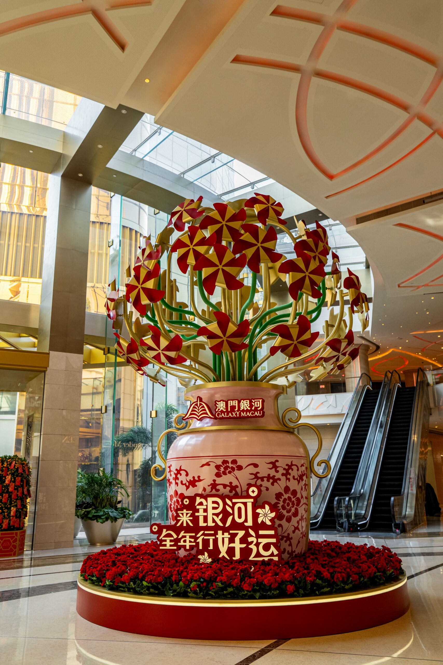 今年农历新年，来「澳門銀河」转动开运风车，祈求好运和健康，同时于屡获殊荣的豪华度假村享受各种精美礼遇。