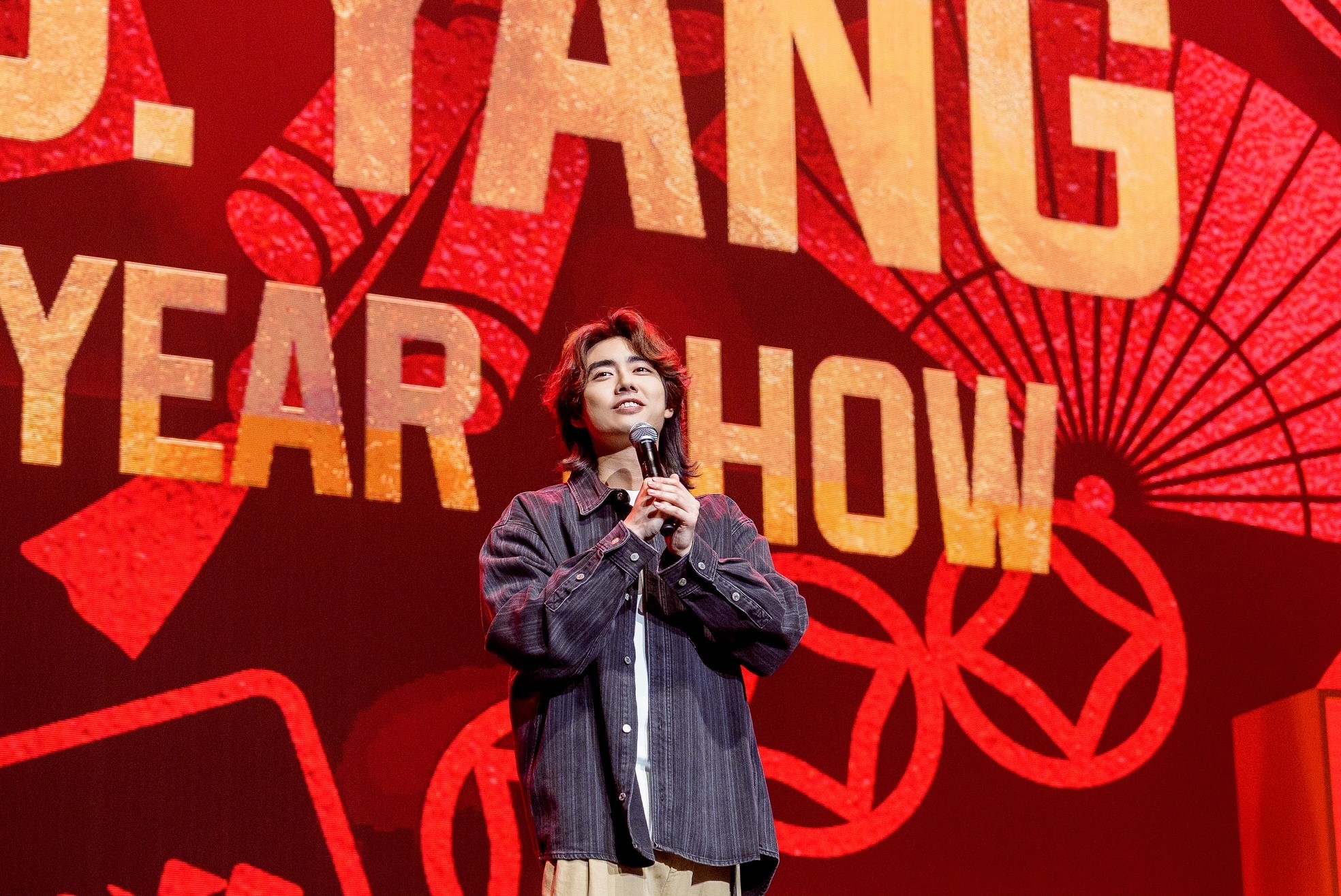 来自广州的知名栋笃笑演员江梓浩作为开场嘉宾炒热全场气氛。