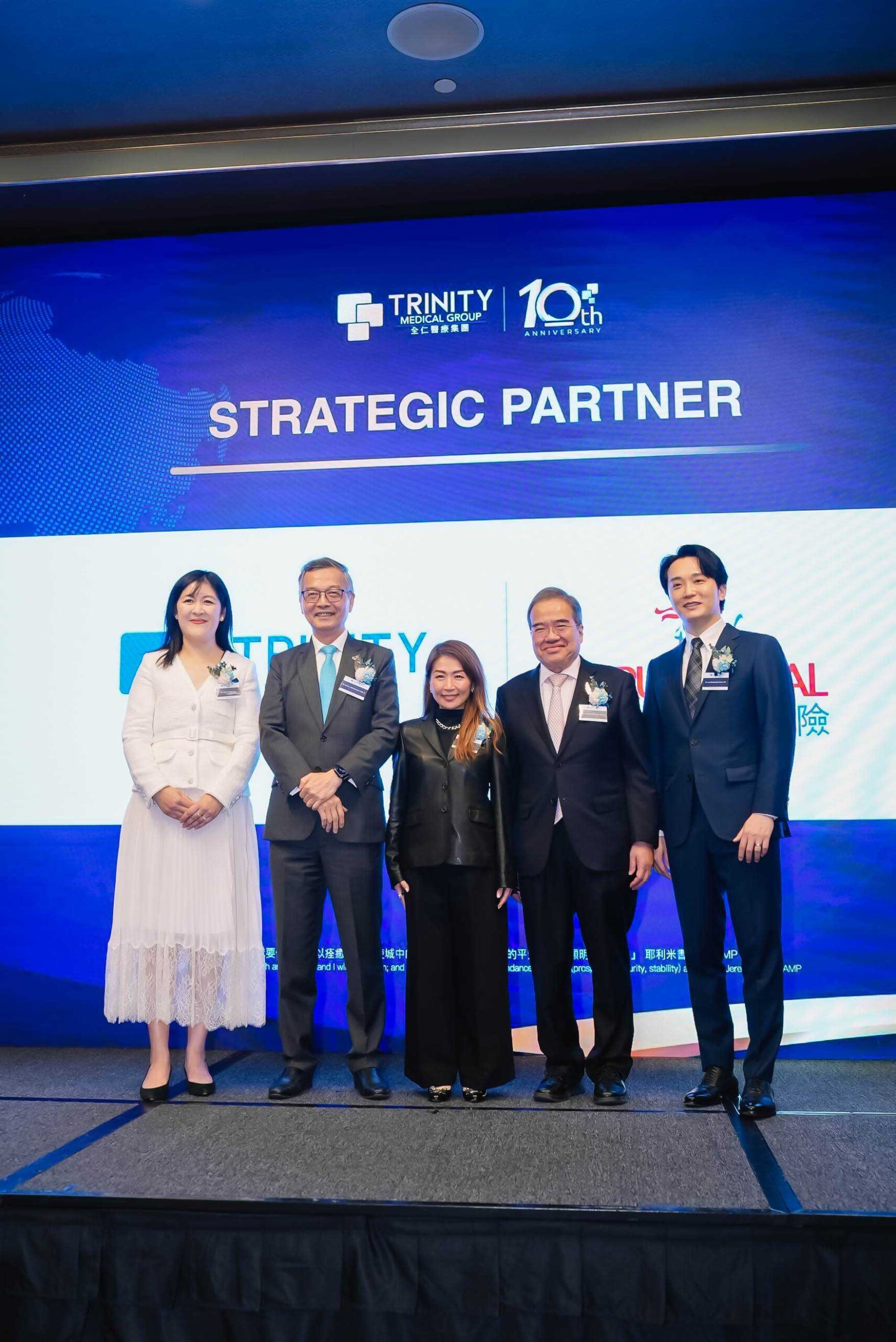 全仁醫療與保誠保險達成戰略合作協議, 並獲保誠保險首席客務營運及健康保障業務總監歐陽佩玲女士親臨出席合照。