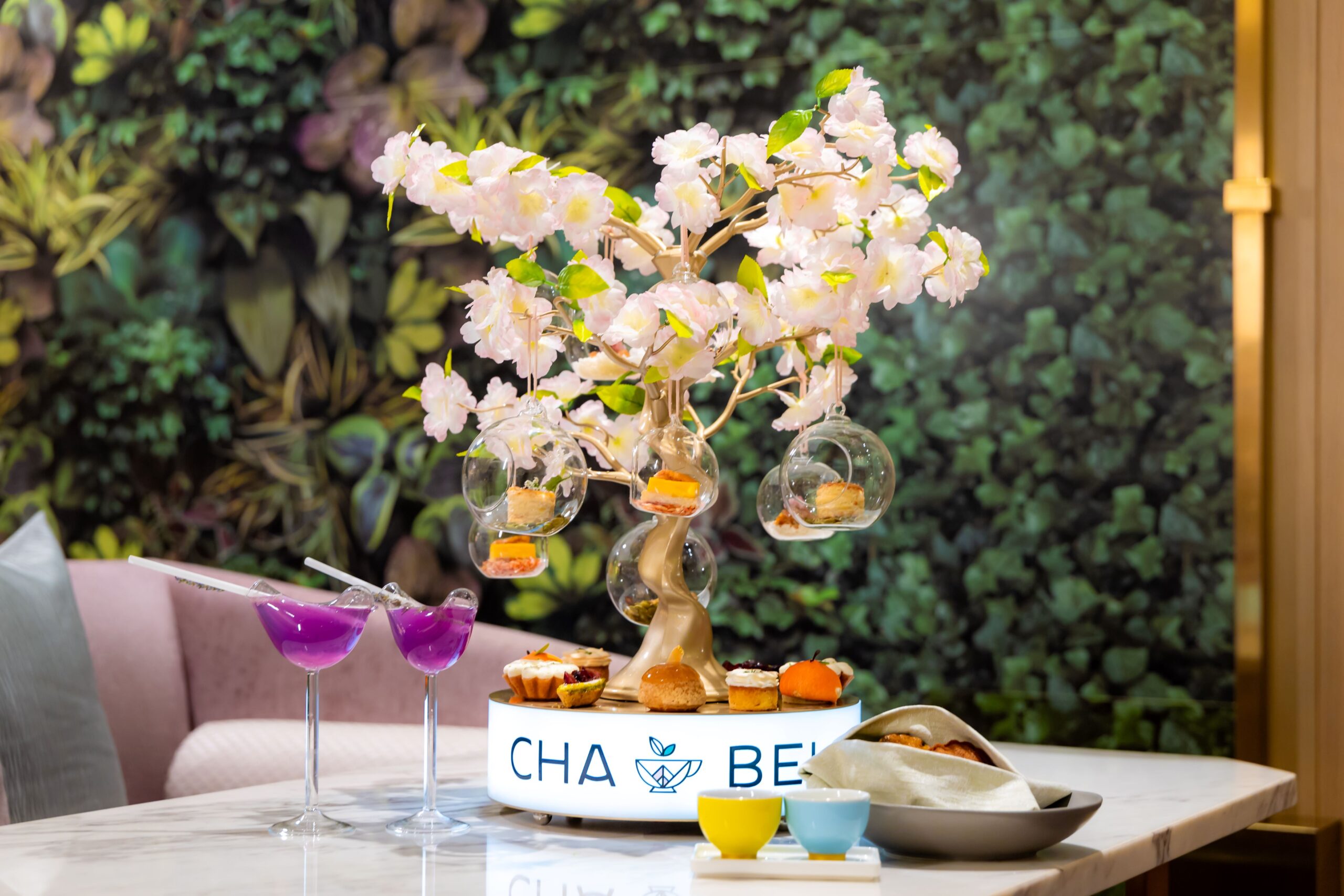 「澳門銀河」以「CHA BEI果漾花間下午茶」展開一席花間午後，由西餅行政總廚任樂軒與法國最佳工匠 Pierre‑Henri Roullard 以花果與茶香為語言，將光影、香氣與甜美，靜靜織成一場如夢似畫的感官花園。