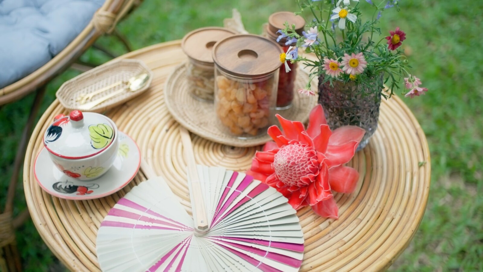 TAT unveils the inspiration behind “feel all the feelings,” showcasing “LISA’s” attire and local artisanal products intertwining Thai heritage and culture within every scene
