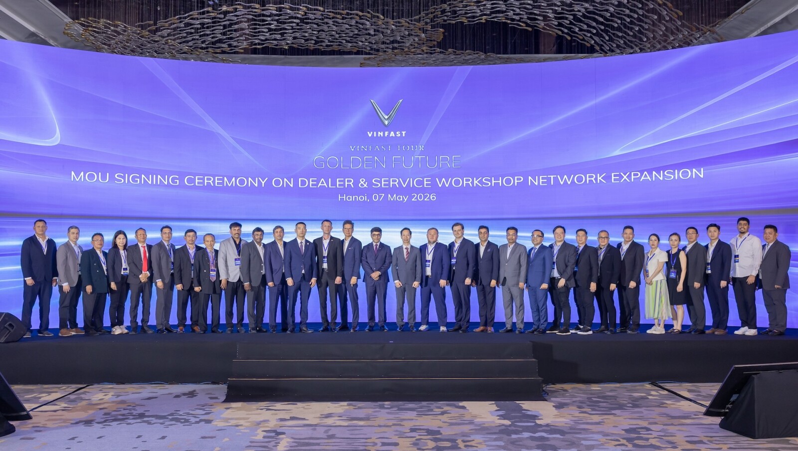 VinFast leaders and 29 after-sales partners at the Memorandum of Understanding signing ceremony held as part of the VinFast Global Business Conference.