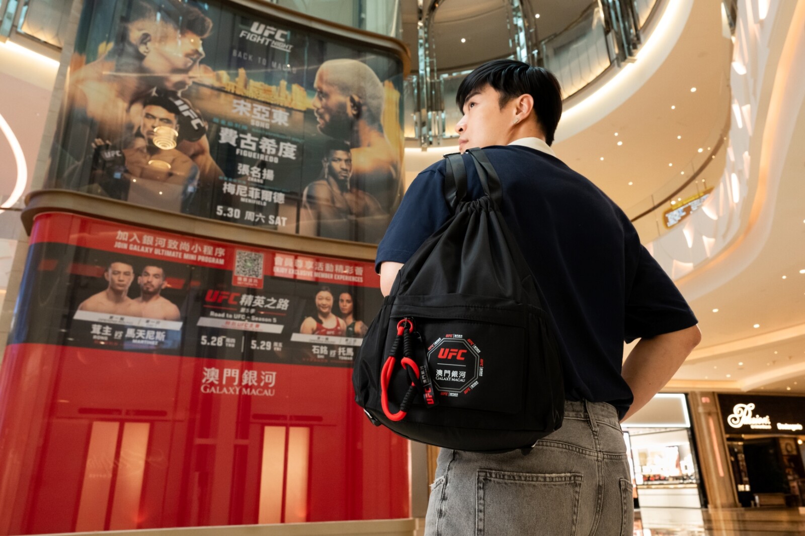 「澳門銀河」乘UFC澳門格鬥週2026同步推出一系列購物禮遇，包括購物優惠券及指定品牌折扣優惠。消費滿指定金額，更可獲贈「UFC x 『澳門銀河』」限量版健身袋。
