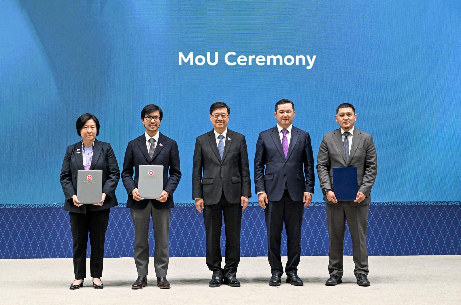Hong Kong SAR's Chief Executive John Lee (centre) witnesses the exchange of memoranda of understanding and co-operation agreements between organisations from both sides with the Governor of the Astana International Financial Centre Renat Bekturov (second right).