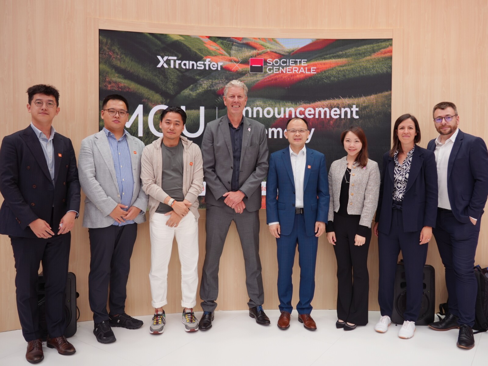 該合作由 XTransfer首席策略官倪一雄(左三)、法國興業銀行香港交易銀行部主管羅錦欣(右三)及法國興業銀行荷蘭交易銀行部主管Edwin Hartog(中)於阿姆斯特丹舉行的 Money20/20 Europe 2026 大會上共同宣布。