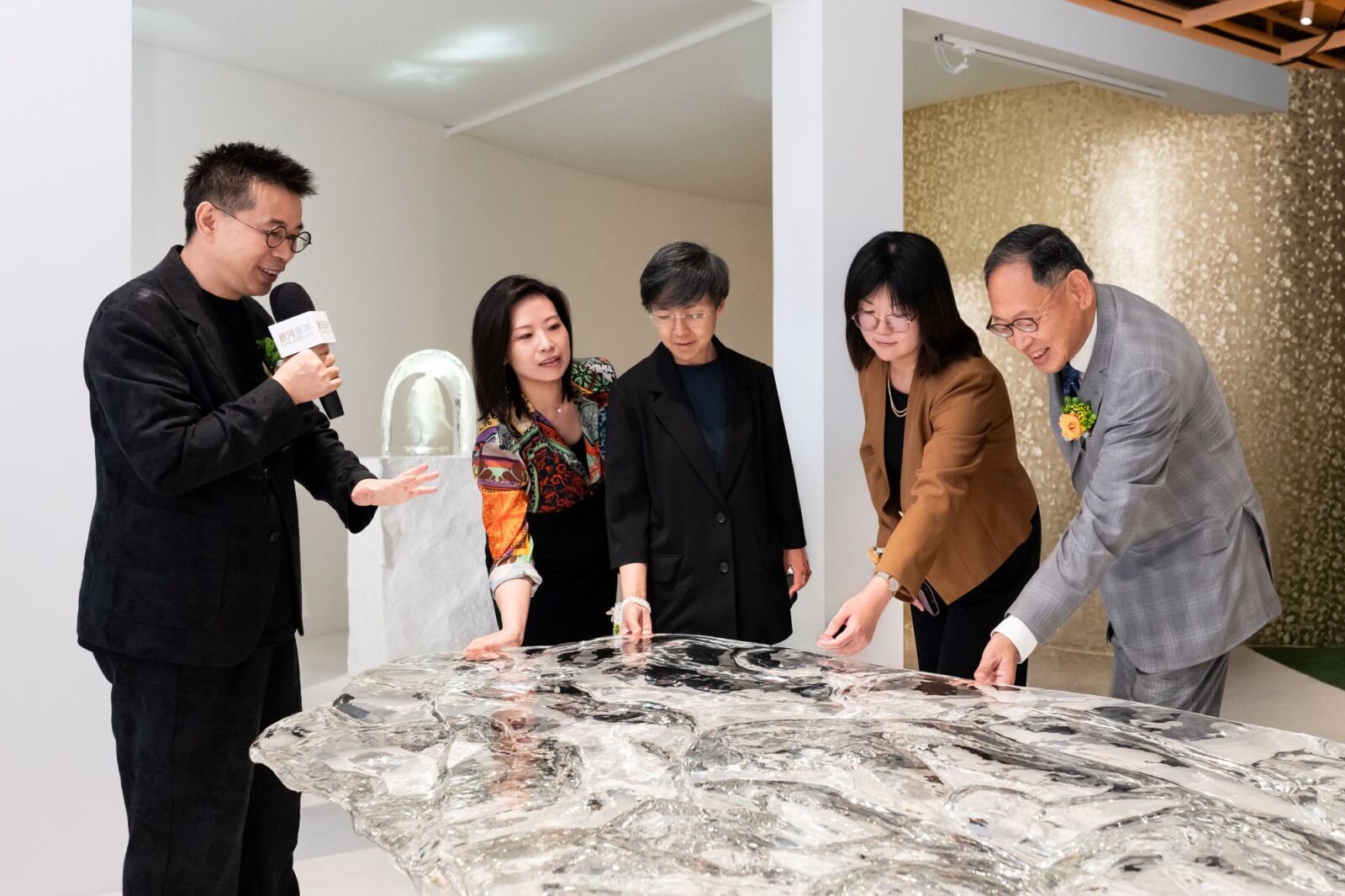 开幕仪式后,主礼嘉宾进入