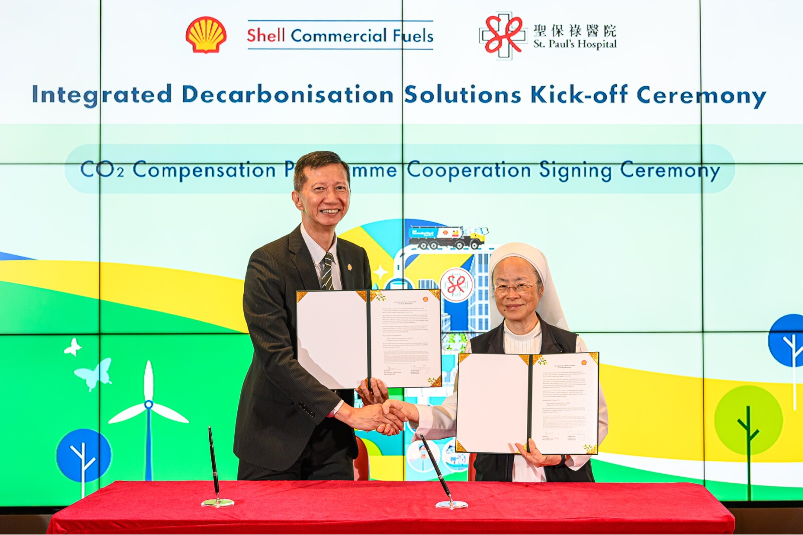 Mr. Dick Chan, General Manager of Shell Commercial Fuels – Hong Kong and Macau, and Sr. Nancy Cheung, Managing Director of St. Paul's Hospital, sign an agreement on "Integrated Decarbonisation Solutions - CO2 Compensation Programme ", marking their continued commitment to decarbonisation.