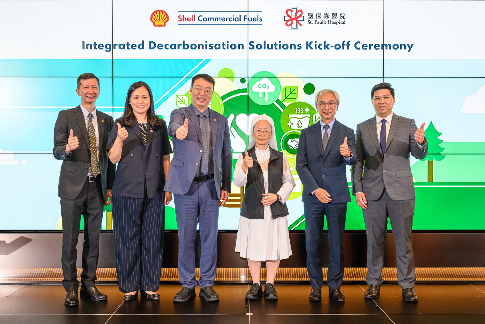 (左起)香港蜆殼有限公司香港及澳門商務燃油部總經理陳迪泰先生 、香港蜆殼有限公司香港及澳門零售業務總經理黃幼梅女士 、殼牌中國零售與出行業務總裁胡川先生 、聖保祿醫院執行董事張柱見修女、聖保祿醫院總經理李業鴻先生及聖保祿醫院物業設施管理部經理何嘉傑先生見證Shell 及聖保祿醫院攜手合作的連串「綜合減碳能源方案」正式啟動。