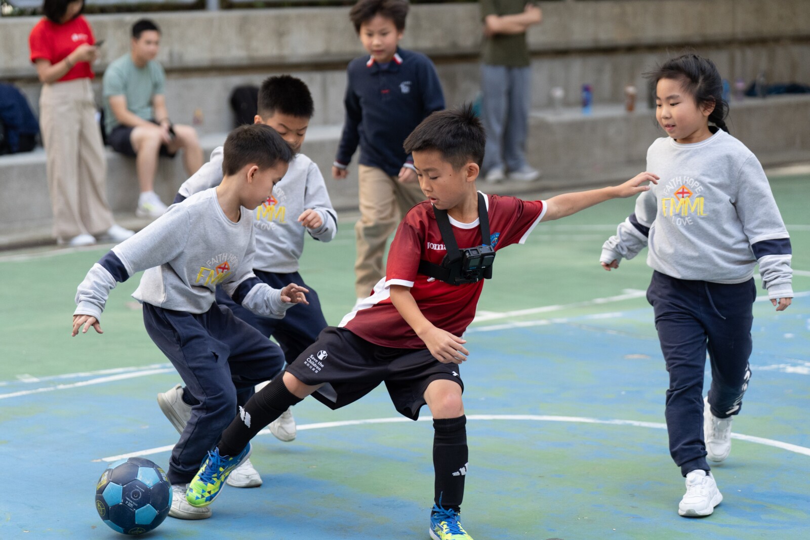世界盃熱潮又至  綠茵場上學習情緒管理  香港救助兒童會「童踢同樂」計劃  孩子成長重於競技勝負