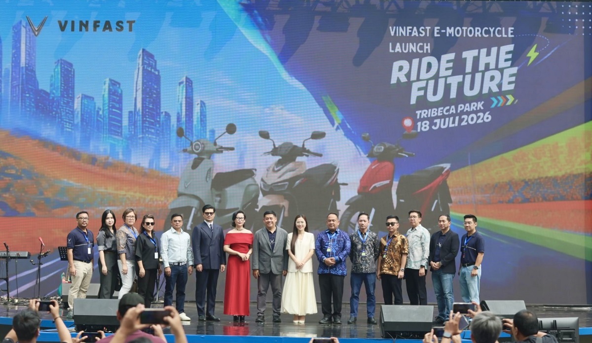VinFast representatives and distinguished guests at the VinFast Electric Motorcycle Experience Day, marking the start of the grand opening series for VinFast's 20 electric motorcycle dealerships in Indonesia.