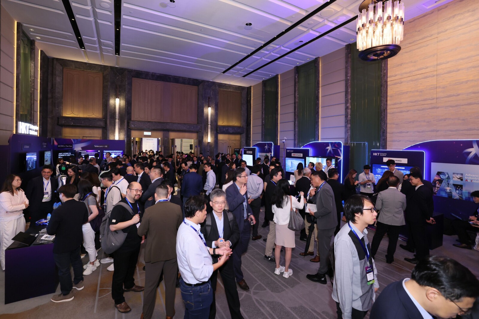今屆科技周匯聚 30+ 科技夥伴及 40+ 前沿 AI 方案同場展示,全方位展現 AI 如何為企業釋放實質商業價值,展現香港創科生態圈的強大凝聚力。