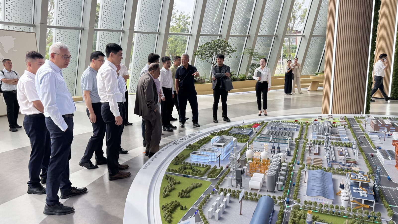 安諮會委員參觀全球領先的清潔能源集團—明陽智慧能源集團，加深對國家新能源產業的了解。