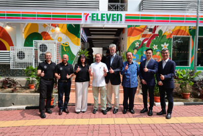 From left to right: Professor Ir. Dr. Ramesh Singh Kuldip Singh, Deputy Vice-Chancellor of Universiti Malaya (Development), Professor Dato' Seri Ir. Dr. Noor Azuan Abu Osman, Vice-Chancellor of Universiti Malaya (UM), Tan Sri Dato' Seri Zarinah Anwar, Chairman of the Board of Directors of Universiti Malaya (UM), Tan Sri Dato' Seri Mohd Annuar bin Zaini, Chairman of 7-Eleven Malaysia Holdings Bhd, Mr. Steve Hayes Dacus, Representative Director, President & CEO of Seven & i Holdings, Tan Sri Dato' Seri Vincent Tan, Founder and Advisor of Berjaya Corporation Bhd, Mr. Wong Wai Keong​, Co-Chief Executive Officer at 7-Eleven Malaysia, and Mr. Ken Wakabayashi​, President & CEO of 7-Eleven International.